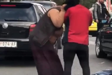 (HIT VIDEO) Pošibale se dve žene na sred ulice u N. Pazaru: Prvo je bilo šamaranja papučom, čupanja, pa su sevale pesnice!