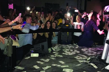 Dragana pevala na sceni posutoj dolarima!