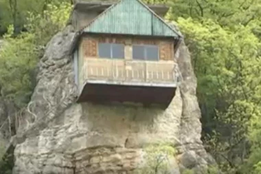 (FOTO) Ovaj Srbin je sagradio kuću na steni: Miroslav Pavlović iz Bačke Palanke ostvario dečački san