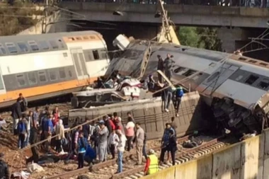 (FOTO) JEZIVA NESREĆA U MAROKU: Voz izkočio iz šina, najmanje 20 mrtvih!
