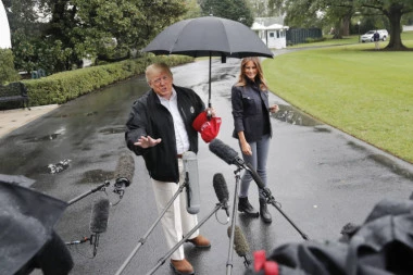 (FOTO) "KAD SE ISPOD TVOGA KIŠOBRANA STISNEM": Tako je u pesmi, ali ne i kod Trampa!