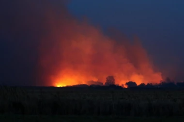 (VIDEO) Veliki požar u Kolašinu, vatrogasci brane objekte