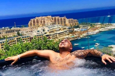 (FOTO) Srbin Bojan Mitić mu je nedavno ubio oca, prebogatog "kralja Malte": Ovako živi sin likvidiranog milionera!