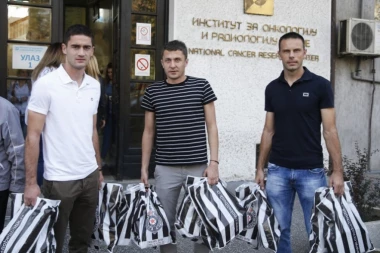 "OVO JE STVARAN ŽIVOT": Prvotimci Partizana ulepšali dan deci sa onkologije!