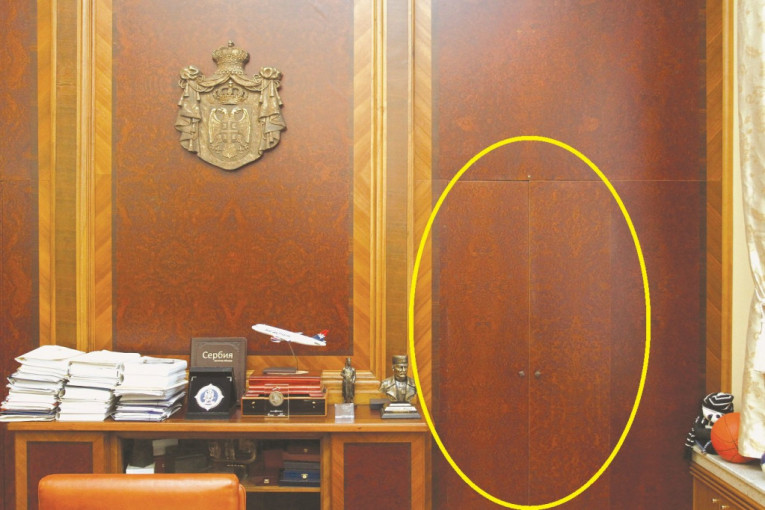 Vrata koja vode u tajnu prostoriju gotovo su neprimetna dok se ne otvore, jer ih prekriva šperploča i izgledaju kao orman
