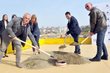 (FOTO) OVDE ĆEMO IMATI NOVI TRŽNI CENTAR: Vesić položio kamen temeljac!