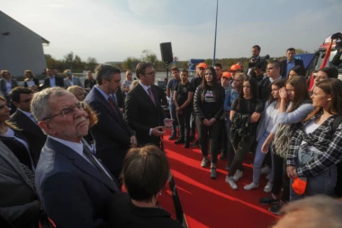 VUČIĆ SA ĐACIMA: Cilj je da 30.000 ili 40.000 dece bude u dualnom obrazovanju