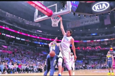 BOBI MONSTRUM  ISKRIVIO OBRUČ ZAKUCAVANJEM!