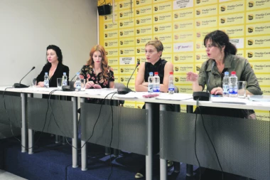 GLUMCI NARODNOG SLOŽNI: VREME JE DA SAVIĆ ODE