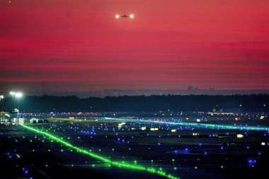 HAOS NA AERODROMU: Ljudi u opasnosti, VAĐENO ORUŽJE, MASOVNA EVAKUACIJA u toku