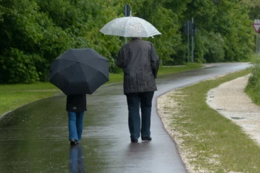 NEMA VIŠE SUNCA, SPREMITE KIŠOBRANE: Evo kakvo nas vreme očekuje i gde će padati sneg!