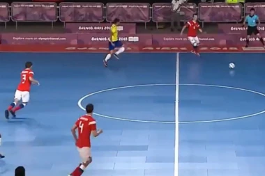 (VIDEO) "PIJANI" RUS: Najbizarniji autogol ikada!