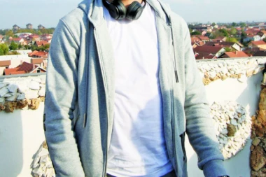 Lud za autotjunom: Veljko sluša pesmu Zokija Šumadinca!