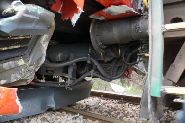 STRAŠNA NESREĆA NA PUTU KRALJEVO - ČAČAK: Sudar voza i automobila, teško povređen muškarac (68)