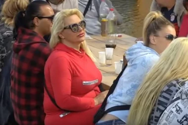 (VIDEO) Raskošna trpeza i tamburaši: Zadrugari proslavljaju Svetu Petku!