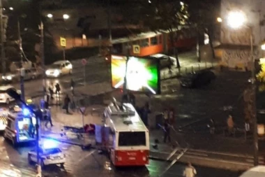 (FOTO) SAOBRAĆAJKA NA SLAVIJI: Autobus se zakucao u banderu, vozač teško povređen!