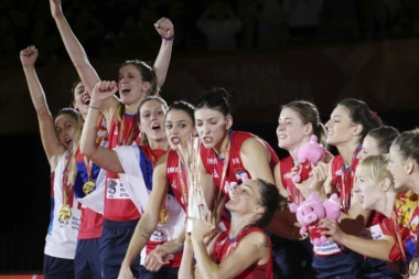 Svečani doček vodenim lukom za odbojkašice!