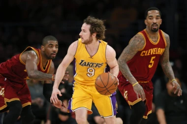 (VIDEO) NBA POTEZ, DA NIJE NOGOM! Košarkaš Baskonije POGODIO NEMOGUĆE!