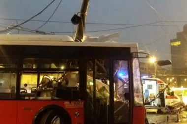 Kost mu je virila iz noge, lice i grudi su bili krvavi: Vozač GSP autobusa izabrao da povredi sebe da bi spasao druge