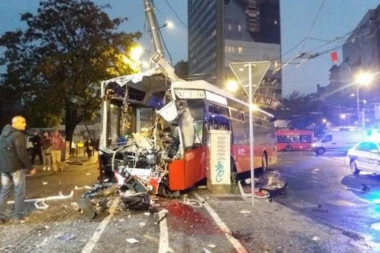 (FOTO) Potpuno razlupan autobus i lokva krvi od povreda vozača: Pogledajte užasne fotografije udesa na Slaviji