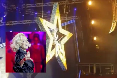 Glamurozno: Lepa Brena se u ogromnoj zvezdi spustila na binu!