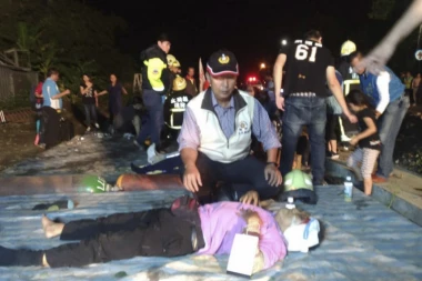 Voz izleteo iz šina, poginulo 22, povređena 171 osoba