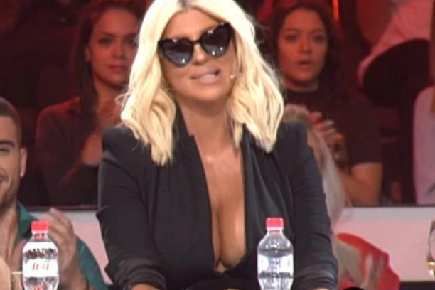 (FOTO) KARLEUŠA LAGALA CELU NACIJU: Propagira zaštitu životinja a u svom domu gazi po tepihu od TELEĆE KOŽE!