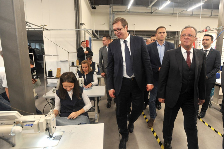 VUČIĆ U KRALJEVU: Predsednik obišao radove na izgradnji fabrike tekstila