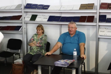 RADETA SE BAŠ STESALA: Desna ruka lidera radikala doterala liniju