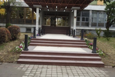 (FOTO) BIA DEMANTUJE: Stepenište ispred naše zgrade nije demolirano!