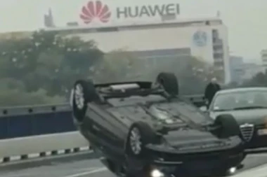 (VIDEO) Pogledajte kako se automobil prevrnuo na krov na Brankovom mostu!