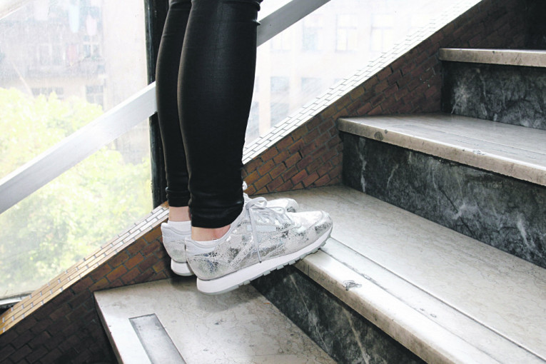 VEŽBA 1
Korak 3: Iz tog položaja spuštajte pete u dubinu sve dok imate stabilnost na prstima.