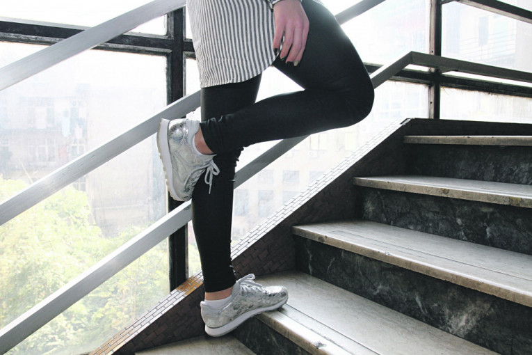 VEŽBA 3
Korak 3: Spuštajte petu u dubinu dok god imate stabilnost u prstima.
Korak 4: Ponovite postupak drugom nogom.