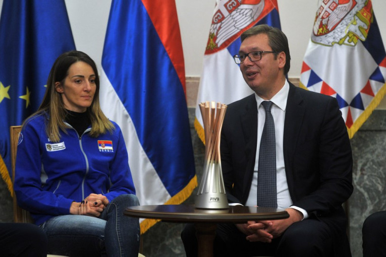PRIJEM ZA ODBOJKAŠICE: Predsednik Vučić dobio zlatnu medalju uz moćnu poruku selektora Terzića