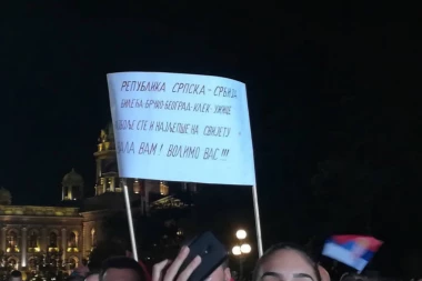 (FOTO) Snažna poruka na dočeku naših junakinja u Beogradu!