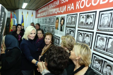 (FOTO) MIHAJLOVIĆEVA U SPOMEN SOBI: Osećam tugu i žalost što zločinci još uvek nisu uhvaćeni!