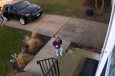 (VIDEO) KAO GROM IZ VEDRA NEBA! Devojčica je krenula ka kući, a onda se desilo ovo!