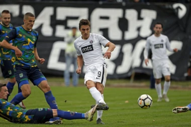 Fudbaler Partizana o "BALVANIMA", "DRVIMA" i "MAJMUNIMA"