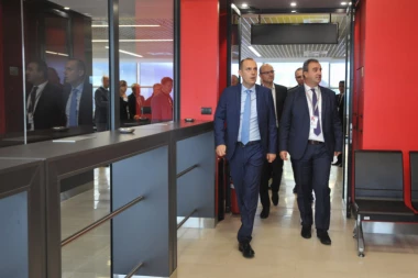 BEOGRADSKI AERODROM DOBIO PUŠAČKU ZONU: Lončar i Vlaisavljević na otvaranju