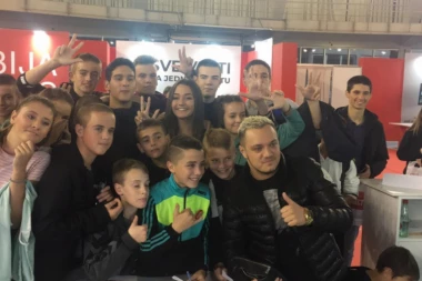 Mali Ljuba i veliki Gastoz na štandu Srpskog telegrafa!