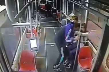 OTKRIVAMO: Ko je manijak koji je napao devojčicu u tramvaju!