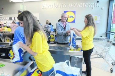 LEP GEST ZAPOSLENIH U LESKOVAČKOJ TRGOVINI: Dedu opljačkali, radnici "Lidla" mu sve ponovo kupili!