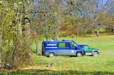 Dolijala paklena družina! Policija ih zatekla dok su istakali gorivo iz radnih mašina