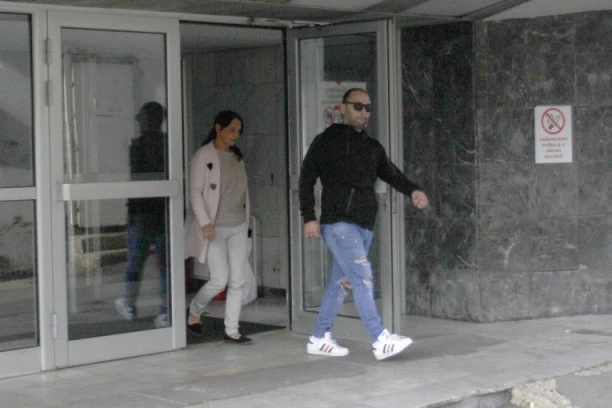 KROZ SUZE SE OGLASILA MAJKA DARKA LAZIĆA: Došlo je do KOMPLIKACIJA nakon operacije, svi se molimo za njega!