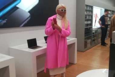 (FOTO) U ISTO VREME LANSIRAN I U SAD: iPhone XR od danas u prodaji!