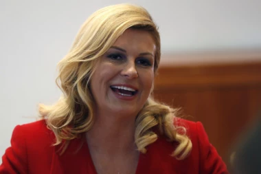 (FOTO 18+) Kolinda uhvatila Makrona za ku*ac! Brižit izneverovala