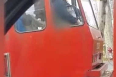 (VIDEO) POJAVIO SE JOŠ JEDAN ODVRATAN SNIMAK IZ TRAMVAJA: Manijak onaniše na staklu!