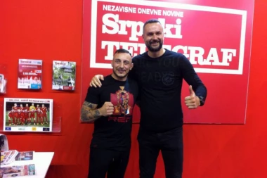 (FOTO) FANOVI NAGRNULI NA ŠTAND SRPSKOG TELEGRAFA I REPUBLIKE: Svi žele sliku sa Džakićem - GUROVIĆ PRENOSI ZNANJE KLINCIMA