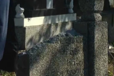 (FOTO) NI ZA MRTVE NE HAJU! Šiptari polomili srpske spomenike na Zadušnice!