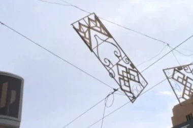 KOŠAVA ODUVALA NOVOGODIŠNJU RASVETU: Saobraćaj bio u kolapsu